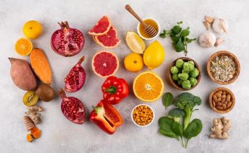 Vitamin İçeren Besinlerle Dengeli Beslenme Vitaminler, vücudun normal işleyişini sürdürebilmesi için gerekli olan temel besin öğeleri arasında yer alıyor. Bağışıklık sisteminden enerji metabolizmasına, kemik sağlığından hücre yenilenmesine kadar birçok farklı süreçte görev alan vitaminlerin önemli bir bölümü günlük beslenme yoluyla alınabiliyor. Bu nedenle sağlıklı bir yaşam için yalnızca vitamin takviyelerine yönelmek yerine farklı besin gruplarını içeren bir beslenme düzeni oluşturmak önem taşıyor. Konulu bir haber görseli.