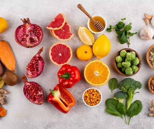 Vitaminler, vücudun normal işleyişini sürdürebilmesi için gerekli olan temel besin öğeleri arasında yer alıyor. Bağışıklık sisteminden enerji metabolizmasına, kemik sağlığından hücre yenilenmesine kadar birçok farklı süreçte görev alan vitaminlerin önemli bir bölümü günlük beslenme yoluyla alınabiliyor. Bu nedenle sağlıklı bir yaşam için yalnızca vitamin takviyelerine yönelmek yerine farklı besin gruplarını içeren bir beslenme düzeni oluşturmak önem taşıyor. Konulu bir haber görseli.