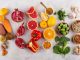 Vitamin İçeren Besinlerle Dengeli Beslenme Vitaminler, vücudun normal işleyişini sürdürebilmesi için gerekli olan temel besin öğeleri arasında yer alıyor. Bağışıklık sisteminden enerji metabolizmasına, kemik sağlığından hücre yenilenmesine kadar birçok farklı süreçte görev alan vitaminlerin önemli bir bölümü günlük beslenme yoluyla alınabiliyor. Bu nedenle sağlıklı bir yaşam için yalnızca vitamin takviyelerine yönelmek yerine farklı besin gruplarını içeren bir beslenme düzeni oluşturmak önem taşıyor. Konulu bir haber görseli.