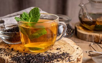 Vitamin İçeren Bitki Çayları Bitki çayları, günlük yaşamda sıcak ve ferahlatıcı bir içecek alternatifi olarak tüketilirken aynı zamanda bazı bitkilerin doğal olarak içerdiği besin öğeleriyle de dikkat çekiyor. Özellikle soğuk havalarda tercih edilen bitki çayları, farklı aromaları ve hazırlanma yöntemleriyle beslenme düzenine çeşitlilik katabiliyor. Ancak bitki çaylarının vitamin içeriği, kullanılan bitkinin türüne, hazırlanış şekline ve demleme süresine göre değişiklik gösterebiliyor. Konulu bir haber görseli.