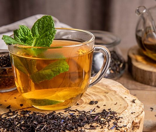 Bitki çayları, günlük yaşamda sıcak ve ferahlatıcı bir içecek alternatifi olarak tüketilirken aynı zamanda bazı bitkilerin doğal olarak içerdiği besin öğeleriyle de dikkat çekiyor. Özellikle soğuk havalarda tercih edilen bitki çayları, farklı aromaları ve hazırlanma yöntemleriyle beslenme düzenine çeşitlilik katabiliyor. Ancak bitki çaylarının vitamin içeriği, kullanılan bitkinin türüne, hazırlanış şekline ve demleme süresine göre değişiklik gösterebiliyor. Konulu bir haber görseli.
