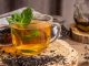 Vitamin İçeren Bitki Çayları Bitki çayları, günlük yaşamda sıcak ve ferahlatıcı bir içecek alternatifi olarak tüketilirken aynı zamanda bazı bitkilerin doğal olarak içerdiği besin öğeleriyle de dikkat çekiyor. Özellikle soğuk havalarda tercih edilen bitki çayları, farklı aromaları ve hazırlanma yöntemleriyle beslenme düzenine çeşitlilik katabiliyor. Ancak bitki çaylarının vitamin içeriği, kullanılan bitkinin türüne, hazırlanış şekline ve demleme süresine göre değişiklik gösterebiliyor. Konulu bir haber görseli.