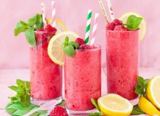 Vitamin İçeren Ev Yapımı İçecekler Günlük beslenme düzeninde sıvı tüketiminin önemli bir yeri bulunurken, evde hazırlanan içecekler farklı besin kaynaklarını bir araya getirmek isteyenler için pratik alternatifler sunuyor. Özellikle meyve, sebze, yoğurt ve çeşitli doğal malzemeler kullanılarak hazırlanan içecekler, klasik şekerli içeceklerin yerine değerlendirilebiliyor. Bu nedenle Vitamin İçeren Ev Yapımı İçecekler, son dönemde sağlıklı beslenme alışkanlıklarına dikkat eden kişilerin ilgisini çeken seçenekler arasında yer alıyor. Konulu bir haber görseli.
