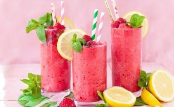 Vitamin İçeren Ev Yapımı İçecekler Günlük beslenme düzeninde sıvı tüketiminin önemli bir yeri bulunurken, evde hazırlanan içecekler farklı besin kaynaklarını bir araya getirmek isteyenler için pratik alternatifler sunuyor. Özellikle meyve, sebze, yoğurt ve çeşitli doğal malzemeler kullanılarak hazırlanan içecekler, klasik şekerli içeceklerin yerine değerlendirilebiliyor. Bu nedenle Vitamin İçeren Ev Yapımı İçecekler, son dönemde sağlıklı beslenme alışkanlıklarına dikkat eden kişilerin ilgisini çeken seçenekler arasında yer alıyor. Konulu bir haber görseli.