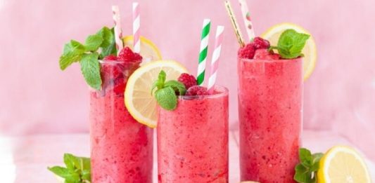 Vitamin İçeren Ev Yapımı İçecekler Günlük beslenme düzeninde sıvı tüketiminin önemli bir yeri bulunurken, evde hazırlanan içecekler farklı besin kaynaklarını bir araya getirmek isteyenler için pratik alternatifler sunuyor. Özellikle meyve, sebze, yoğurt ve çeşitli doğal malzemeler kullanılarak hazırlanan içecekler, klasik şekerli içeceklerin yerine değerlendirilebiliyor. Bu nedenle Vitamin İçeren Ev Yapımı İçecekler, son dönemde sağlıklı beslenme alışkanlıklarına dikkat eden kişilerin ilgisini çeken seçenekler arasında yer alıyor. Konulu bir haber görseli.
