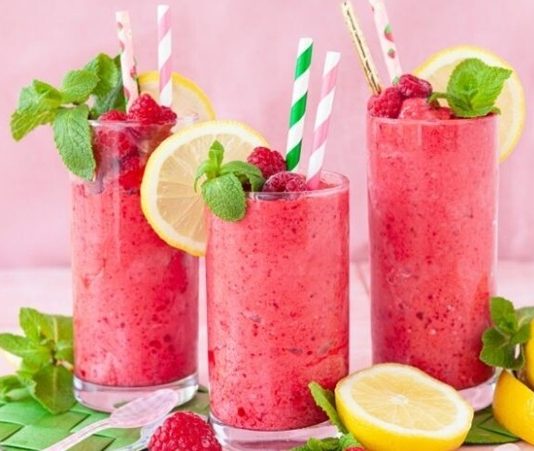 Vitamin İçeren Ev Yapımı İçecekler Günlük beslenme düzeninde sıvı tüketiminin önemli bir yeri bulunurken, evde hazırlanan içecekler farklı besin kaynaklarını bir araya getirmek isteyenler için pratik alternatifler sunuyor. Özellikle meyve, sebze, yoğurt ve çeşitli doğal malzemeler kullanılarak hazırlanan içecekler, klasik şekerli içeceklerin yerine değerlendirilebiliyor. Bu nedenle Vitamin İçeren Ev Yapımı İçecekler, son dönemde sağlıklı beslenme alışkanlıklarına dikkat eden kişilerin ilgisini çeken seçenekler arasında yer alıyor. Konulu bir haber görseli.
