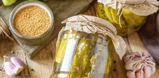 Vitamin İçeren Fermente Gıdalar Geleneksel beslenme kültürlerinin önemli parçalarından biri olan fermantasyon, son yıllarda sağlıklı beslenme ve gıda çeşitliliği açısından yeniden gündeme geliyor. Yoğurt, kefir, turşu, kimchi ve bazı fermente içecekler gibi ürünler, hem kendilerinde bulunan besin öğeleri hem de üretim sürecinde meydana gelen değişimler nedeniyle dikkat çekiyor. Fermente ürünlerin beslenme düzenindeki yeri araştırılırken özellikle vitamin, mineral ve canlı mikroorganizma içeriği üzerinde duruluyor. Konulu bir haber görseli.