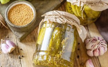 Vitamin İçeren Fermente Gıdalar Geleneksel beslenme kültürlerinin önemli parçalarından biri olan fermantasyon, son yıllarda sağlıklı beslenme ve gıda çeşitliliği açısından yeniden gündeme geliyor. Yoğurt, kefir, turşu, kimchi ve bazı fermente içecekler gibi ürünler, hem kendilerinde bulunan besin öğeleri hem de üretim sürecinde meydana gelen değişimler nedeniyle dikkat çekiyor. Fermente ürünlerin beslenme düzenindeki yeri araştırılırken özellikle vitamin, mineral ve canlı mikroorganizma içeriği üzerinde duruluyor. Konulu bir haber görseli.