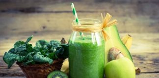 Vitamin İçeren İçecekler Daha Fazla İlgi Görüyor Günlük beslenme alışkanlıklarında pratik ürünlere yönelim artarken, vitamin içeren içecekler de tüketicilerin dikkatini çeken ürün grupları arasında yer alıyor. Özellikle yoğun çalışma temposu ve hareketli yaşam biçimi, tüketicilerin kolay tüketilebilen içecek seçeneklerine olan ilgisini artırıyor. Bu eğilim, içecek sektöründe vitaminlerle zenginleştirilen yeni ürünlerin geliştirilmesini ve farklı içeriklerin bir araya getirilmesini destekliyor. Konulu bir haber görseli.
