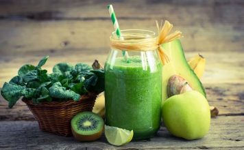Günlük beslenme alışkanlıklarında pratik ürünlere yönelim artarken, vitamin içeren içecekler de tüketicilerin dikkatini çeken ürün grupları arasında yer alıyor. Özellikle yoğun çalışma temposu ve hareketli yaşam biçimi, tüketicilerin kolay tüketilebilen içecek seçeneklerine olan ilgisini artırıyor. Bu eğilim, içecek sektöründe vitaminlerle zenginleştirilen yeni ürünlerin geliştirilmesini ve farklı içeriklerin bir araya getirilmesini destekliyor. Konulu bir haber görseli.