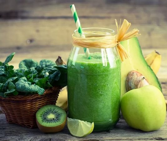 Vitamin İçeren İçecekler Daha Fazla İlgi Görüyor Günlük beslenme alışkanlıklarında pratik ürünlere yönelim artarken, vitamin içeren içecekler de tüketicilerin dikkatini çeken ürün grupları arasında yer alıyor. Özellikle yoğun çalışma temposu ve hareketli yaşam biçimi, tüketicilerin kolay tüketilebilen içecek seçeneklerine olan ilgisini artırıyor. Bu eğilim, içecek sektöründe vitaminlerle zenginleştirilen yeni ürünlerin geliştirilmesini ve farklı içeriklerin bir araya getirilmesini destekliyor. Konulu bir haber görseli.