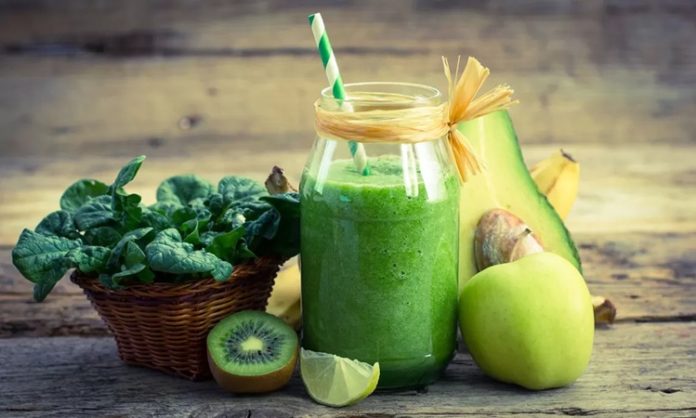 Vitamin İçeren İçecekler Daha Fazla İlgi Görüyor Günlük beslenme alışkanlıklarında pratik ürünlere yönelim artarken, vitamin içeren içecekler de tüketicilerin dikkatini çeken ürün grupları arasında yer alıyor. Özellikle yoğun çalışma temposu ve hareketli yaşam biçimi, tüketicilerin kolay tüketilebilen içecek seçeneklerine olan ilgisini artırıyor. Bu eğilim, içecek sektöründe vitaminlerle zenginleştirilen yeni ürünlerin geliştirilmesini ve farklı içeriklerin bir araya getirilmesini destekliyor. Konulu bir haber görseli.