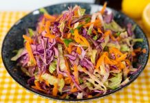 Vitamin İçeren Salatalar Yazın Favorisi Yaz aylarının gelmesiyle birlikte sofralarda daha hafif, ferah ve renkli yemeklere olan ilgi artıyor. Özellikle sıcak havalarda ağır öğünler yerine sebze ve meyvelerin ön plana çıktığı salatalar tercih ediliyor. Taze ürünlerin bolca bulunduğu yaz mevsimi, farklı malzemelerle hazırlanan Vitamin İçeren Salatalar için de geniş seçenekler sunuyor. Domates, salatalık, biber, yeşillikler, havuç ve mevsim meyveleri, yaz sofralarında hazırlanan salataların temel malzemeleri arasında yer alıyor. Konulu bir haber görseli.