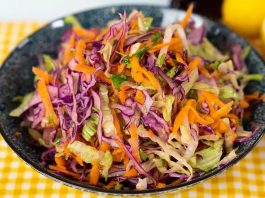 Vitamin İçeren Salatalar Yazın Favorisi Yaz aylarının gelmesiyle birlikte sofralarda daha hafif, ferah ve renkli yemeklere olan ilgi artıyor. Özellikle sıcak havalarda ağır öğünler yerine sebze ve meyvelerin ön plana çıktığı salatalar tercih ediliyor. Taze ürünlerin bolca bulunduğu yaz mevsimi, farklı malzemelerle hazırlanan Vitamin İçeren Salatalar için de geniş seçenekler sunuyor. Domates, salatalık, biber, yeşillikler, havuç ve mevsim meyveleri, yaz sofralarında hazırlanan salataların temel malzemeleri arasında yer alıyor. Konulu bir haber görseli.