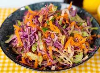 Vitamin İçeren Salatalar Yazın Favorisi Yaz aylarının gelmesiyle birlikte sofralarda daha hafif, ferah ve renkli yemeklere olan ilgi artıyor. Özellikle sıcak havalarda ağır öğünler yerine sebze ve meyvelerin ön plana çıktığı salatalar tercih ediliyor. Taze ürünlerin bolca bulunduğu yaz mevsimi, farklı malzemelerle hazırlanan Vitamin İçeren Salatalar için de geniş seçenekler sunuyor. Domates, salatalık, biber, yeşillikler, havuç ve mevsim meyveleri, yaz sofralarında hazırlanan salataların temel malzemeleri arasında yer alıyor. Konulu bir haber görseli.