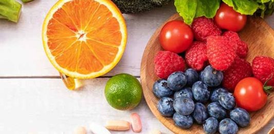 Son yıllarda sağlıklı beslenme konusunda artan farkındalık, vitamin ve mineral açısından zengin besinlere olan ilgiyi de artırıyor. Günlük beslenme düzeninde farklı besin gruplarına yer vermek, vücudun ihtiyaç duyduğu çeşitli besin öğelerinin alınmasına katkı sağlıyor. Bu noktada halk arasında “süper gıda” olarak adlandırılan bazı besinler, içerdikleri vitamin, mineral, lif, protein ve diğer besin öğeleriyle öne çıkıyor. Konulu bir haber görseli.