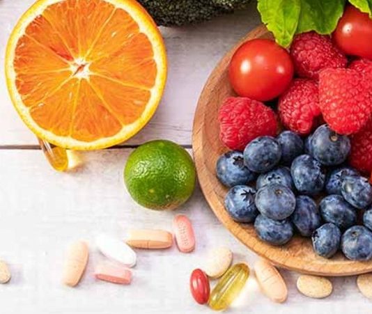 Vitamin İçeren Süper Gıdalar Son yıllarda sağlıklı beslenme konusunda artan farkındalık, vitamin ve mineral açısından zengin besinlere olan ilgiyi de artırıyor. Günlük beslenme düzeninde farklı besin gruplarına yer vermek, vücudun ihtiyaç duyduğu çeşitli besin öğelerinin alınmasına katkı sağlıyor. Bu noktada halk arasında “süper gıda” olarak adlandırılan bazı besinler, içerdikleri vitamin, mineral, lif, protein ve diğer besin öğeleriyle öne çıkıyor. Konulu bir haber görseli.