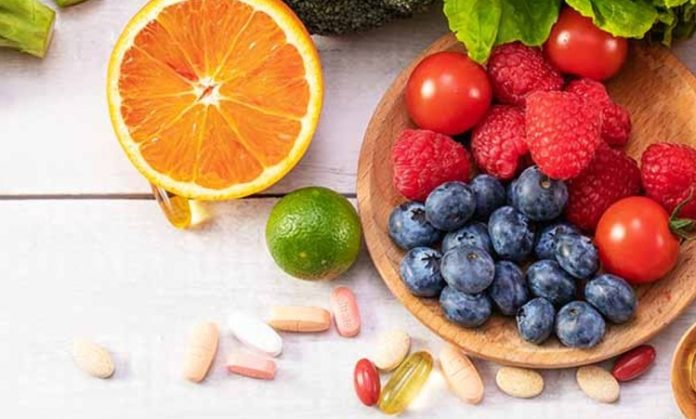 Son yıllarda sağlıklı beslenme konusunda artan farkındalık, vitamin ve mineral açısından zengin besinlere olan ilgiyi de artırıyor. Günlük beslenme düzeninde farklı besin gruplarına yer vermek, vücudun ihtiyaç duyduğu çeşitli besin öğelerinin alınmasına katkı sağlıyor. Bu noktada halk arasında “süper gıda” olarak adlandırılan bazı besinler, içerdikleri vitamin, mineral, lif, protein ve diğer besin öğeleriyle öne çıkıyor. Konulu bir haber görseli.