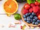 Vitamin İçeren Süper Gıdalar Son yıllarda sağlıklı beslenme konusunda artan farkındalık, vitamin ve mineral açısından zengin besinlere olan ilgiyi de artırıyor. Günlük beslenme düzeninde farklı besin gruplarına yer vermek, vücudun ihtiyaç duyduğu çeşitli besin öğelerinin alınmasına katkı sağlıyor. Bu noktada halk arasında “süper gıda” olarak adlandırılan bazı besinler, içerdikleri vitamin, mineral, lif, protein ve diğer besin öğeleriyle öne çıkıyor. Konulu bir haber görseli.