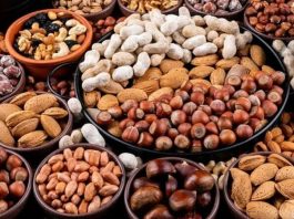 Vitamin İçeriği En Yüksek Kuruyemişler Günlük beslenme düzeninde küçük porsiyonlarla tüketilebilen kuruyemişler, vitamin ve mineral içerikleriyle dikkat çeken besinler arasında yer alıyor. Badem, fındık, ceviz, Antep fıstığı ve kaju gibi farklı kuruyemiş türleri, kendilerine özgü besin profilleri sayesinde dengeli beslenme düzenine katkı sağlayabiliyor. Özellikle vitaminlerin yanı sıra sağlıklı yağlar, protein, lif ve mineraller içermeleri, kuruyemişleri beslenme açısından değerli seçenekler haline getiriyor. Konulu bir haber görseli.