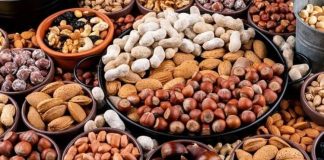 Vitamin İçeriği En Yüksek Kuruyemişler Günlük beslenme düzeninde küçük porsiyonlarla tüketilebilen kuruyemişler, vitamin ve mineral içerikleriyle dikkat çeken besinler arasında yer alıyor. Badem, fındık, ceviz, Antep fıstığı ve kaju gibi farklı kuruyemiş türleri, kendilerine özgü besin profilleri sayesinde dengeli beslenme düzenine katkı sağlayabiliyor. Özellikle vitaminlerin yanı sıra sağlıklı yağlar, protein, lif ve mineraller içermeleri, kuruyemişleri beslenme açısından değerli seçenekler haline getiriyor. Konulu bir haber görseli.