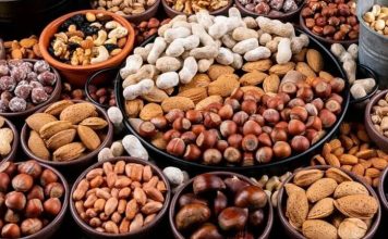 Vitamin İçeriği En Yüksek Kuruyemişler Günlük beslenme düzeninde küçük porsiyonlarla tüketilebilen kuruyemişler, vitamin ve mineral içerikleriyle dikkat çeken besinler arasında yer alıyor. Badem, fındık, ceviz, Antep fıstığı ve kaju gibi farklı kuruyemiş türleri, kendilerine özgü besin profilleri sayesinde dengeli beslenme düzenine katkı sağlayabiliyor. Özellikle vitaminlerin yanı sıra sağlıklı yağlar, protein, lif ve mineraller içermeleri, kuruyemişleri beslenme açısından değerli seçenekler haline getiriyor. Konulu bir haber görseli.
