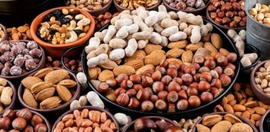 Vitamin İçeriği En Yüksek Kuruyemişler Günlük beslenme düzeninde küçük porsiyonlarla tüketilebilen kuruyemişler, vitamin ve mineral içerikleriyle dikkat çeken besinler arasında yer alıyor. Badem, fındık, ceviz, Antep fıstığı ve kaju gibi farklı kuruyemiş türleri, kendilerine özgü besin profilleri sayesinde dengeli beslenme düzenine katkı sağlayabiliyor. Özellikle vitaminlerin yanı sıra sağlıklı yağlar, protein, lif ve mineraller içermeleri, kuruyemişleri beslenme açısından değerli seçenekler haline getiriyor. Konulu bir haber görseli.