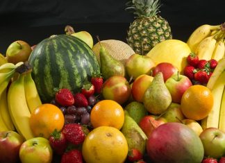 Vitamin İçeriği Yüksek Atıştırmalıklar Gün içerisinde ana öğünlerin arasında ortaya çıkan açlık hissini gidermek için tercih edilen atıştırmalıklar, doğru seçimler yapıldığında günlük beslenme düzeninin çeşitlenmesine katkı sağlayabiliyor. Özellikle taze meyveler, sebzeler, kuruyemişler, yoğurt ve bazı tahıl ürünleri, pratik şekilde tüketilebilen alternatifler arasında yer alıyor. Son dönemde sağlıklı yaşam alışkanlıklarına yönelik ilginin artmasıyla birlikte Vitamin İçeriği Yüksek Atıştırmalıklar da günlük beslenmede daha fazla dikkat çekiyor. Konulu bir haber görseli.