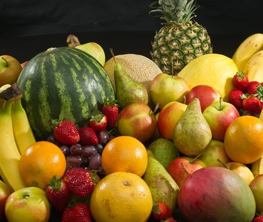 Vitamin İçeriği Yüksek Atıştırmalıklar Gün içerisinde ana öğünlerin arasında ortaya çıkan açlık hissini gidermek için tercih edilen atıştırmalıklar, doğru seçimler yapıldığında günlük beslenme düzeninin çeşitlenmesine katkı sağlayabiliyor. Özellikle taze meyveler, sebzeler, kuruyemişler, yoğurt ve bazı tahıl ürünleri, pratik şekilde tüketilebilen alternatifler arasında yer alıyor. Son dönemde sağlıklı yaşam alışkanlıklarına yönelik ilginin artmasıyla birlikte Vitamin İçeriği Yüksek Atıştırmalıklar da günlük beslenmede daha fazla dikkat çekiyor. Konulu bir haber görseli.