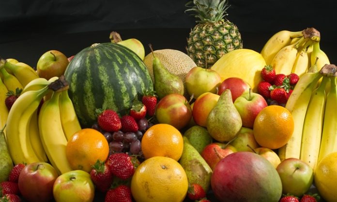 Vitamin İçeriği Yüksek Atıştırmalıklar Gün içerisinde ana öğünlerin arasında ortaya çıkan açlık hissini gidermek için tercih edilen atıştırmalıklar, doğru seçimler yapıldığında günlük beslenme düzeninin çeşitlenmesine katkı sağlayabiliyor. Özellikle taze meyveler, sebzeler, kuruyemişler, yoğurt ve bazı tahıl ürünleri, pratik şekilde tüketilebilen alternatifler arasında yer alıyor. Son dönemde sağlıklı yaşam alışkanlıklarına yönelik ilginin artmasıyla birlikte Vitamin İçeriği Yüksek Atıştırmalıklar da günlük beslenmede daha fazla dikkat çekiyor. Konulu bir haber görseli.