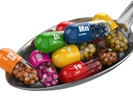 Vitamin İhtiyacı Hastalıklara Göre Değişiyor mu? Vitaminler, insan vücudunda çok sayıda biyolojik sürecin normal şekilde devam etmesine yardımcı olan temel besin öğeleri arasında yer alıyor. Bağışıklık sisteminin çalışmasından kan hücrelerinin oluşumuna, kemik sağlığından enerji metabolizmasına kadar farklı görevleri bulunan vitaminlerin yeterli miktarda alınması genel sağlık açısından önem taşıyor. Ancak herkesin vitamin ihtiyacının aynı olmadığı ve bazı sağlık durumlarında belirli vitaminlere yönelik gereksinimlerin farklılaşabileceği belirtiliyor. Konulu bir haber görseli.