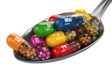Vitamin İhtiyacı Hastalıklara Göre Değişiyor mu? Vitaminler, insan vücudunda çok sayıda biyolojik sürecin normal şekilde devam etmesine yardımcı olan temel besin öğeleri arasında yer alıyor. Bağışıklık sisteminin çalışmasından kan hücrelerinin oluşumuna, kemik sağlığından enerji metabolizmasına kadar farklı görevleri bulunan vitaminlerin yeterli miktarda alınması genel sağlık açısından önem taşıyor. Ancak herkesin vitamin ihtiyacının aynı olmadığı ve bazı sağlık durumlarında belirli vitaminlere yönelik gereksinimlerin farklılaşabileceği belirtiliyor. Konulu bir haber görseli.
