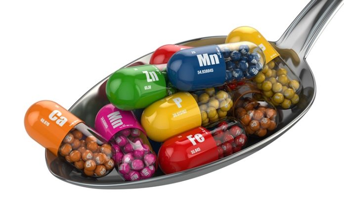 Vitamin İhtiyacı Hastalıklara Göre Değişiyor mu Vitaminler, insan vücudunda çok sayıda biyolojik sürecin normal şekilde devam etmesine yardımcı olan temel besin öğeleri arasında yer alıyor. Bağışıklık sisteminin çalışmasından kan hücrelerinin oluşumuna, kemik sağlığından enerji metabolizmasına kadar farklı görevleri bulunan vitaminlerin yeterli miktarda alınması genel sağlık açısından önem taşıyor. Ancak herkesin vitamin ihtiyacının aynı olmadığı ve bazı sağlık durumlarında belirli vitaminlere yönelik gereksinimlerin farklılaşabileceği belirtiliyor. Konulu bir haber görseli.