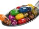 Vitamin İhtiyacı Hastalıklara Göre Değişiyor mu? Vitaminler, insan vücudunda çok sayıda biyolojik sürecin normal şekilde devam etmesine yardımcı olan temel besin öğeleri arasında yer alıyor. Bağışıklık sisteminin çalışmasından kan hücrelerinin oluşumuna, kemik sağlığından enerji metabolizmasına kadar farklı görevleri bulunan vitaminlerin yeterli miktarda alınması genel sağlık açısından önem taşıyor. Ancak herkesin vitamin ihtiyacının aynı olmadığı ve bazı sağlık durumlarında belirli vitaminlere yönelik gereksinimlerin farklılaşabileceği belirtiliyor. Konulu bir haber görseli.