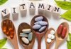 Vitamin İhtiyacı Yaşa Göre Değişiyor mu? Vücudun ihtiyaç duyduğu vitamin ve mineral miktarları yaşam boyunca aynı kalmıyor. Çocukluk döneminden ileri yaşlara kadar geçen süreçte büyüme, gelişme, hormonal değişimler, fiziksel aktivite, beslenme alışkanlıkları ve vücudun besinleri kullanma biçimi değişebiliyor. Bu nedenle vitamin ihtiyacı, kişinin yaşına ve yaşam dönemine göre farklılık gösterebiliyor. Konulu bir haber görseli.