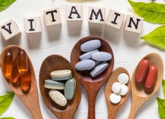 Vitamin İhtiyacı Yaşa Göre Değişiyor mu? Vücudun ihtiyaç duyduğu vitamin ve mineral miktarları yaşam boyunca aynı kalmıyor. Çocukluk döneminden ileri yaşlara kadar geçen süreçte büyüme, gelişme, hormonal değişimler, fiziksel aktivite, beslenme alışkanlıkları ve vücudun besinleri kullanma biçimi değişebiliyor. Bu nedenle vitamin ihtiyacı, kişinin yaşına ve yaşam dönemine göre farklılık gösterebiliyor. Konulu bir haber görseli.
