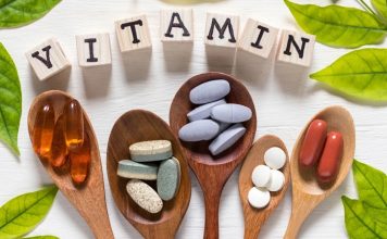 Vitamin İhtiyacı Yaşa Göre Değişiyor mu? Vücudun ihtiyaç duyduğu vitamin ve mineral miktarları yaşam boyunca aynı kalmıyor. Çocukluk döneminden ileri yaşlara kadar geçen süreçte büyüme, gelişme, hormonal değişimler, fiziksel aktivite, beslenme alışkanlıkları ve vücudun besinleri kullanma biçimi değişebiliyor. Bu nedenle vitamin ihtiyacı, kişinin yaşına ve yaşam dönemine göre farklılık gösterebiliyor. Konulu bir haber görseli.