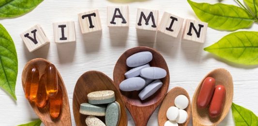Vitamin İhtiyacı Yaşa Göre Değişiyor mu? Vücudun ihtiyaç duyduğu vitamin ve mineral miktarları yaşam boyunca aynı kalmıyor. Çocukluk döneminden ileri yaşlara kadar geçen süreçte büyüme, gelişme, hormonal değişimler, fiziksel aktivite, beslenme alışkanlıkları ve vücudun besinleri kullanma biçimi değişebiliyor. Bu nedenle vitamin ihtiyacı, kişinin yaşına ve yaşam dönemine göre farklılık gösterebiliyor. Konulu bir haber görseli.