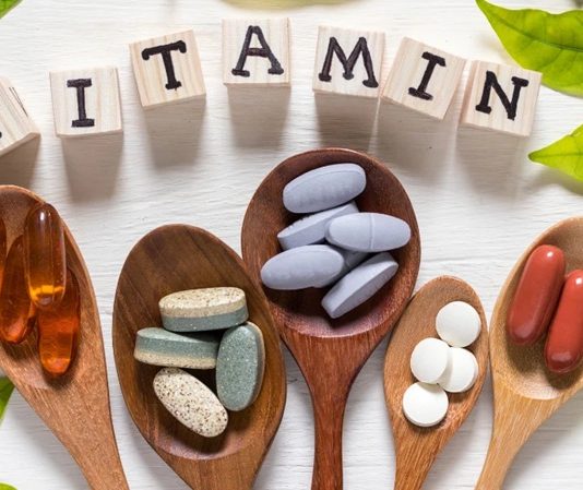 Vitamin İhtiyacı Yaşa Göre Değişiyor mu? Vücudun ihtiyaç duyduğu vitamin ve mineral miktarları yaşam boyunca aynı kalmıyor. Çocukluk döneminden ileri yaşlara kadar geçen süreçte büyüme, gelişme, hormonal değişimler, fiziksel aktivite, beslenme alışkanlıkları ve vücudun besinleri kullanma biçimi değişebiliyor. Bu nedenle vitamin ihtiyacı, kişinin yaşına ve yaşam dönemine göre farklılık gösterebiliyor. Konulu bir haber görseli.