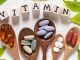 Vitamin İhtiyacı Yaşa Göre Değişiyor mu? Vücudun ihtiyaç duyduğu vitamin ve mineral miktarları yaşam boyunca aynı kalmıyor. Çocukluk döneminden ileri yaşlara kadar geçen süreçte büyüme, gelişme, hormonal değişimler, fiziksel aktivite, beslenme alışkanlıkları ve vücudun besinleri kullanma biçimi değişebiliyor. Bu nedenle vitamin ihtiyacı, kişinin yaşına ve yaşam dönemine göre farklılık gösterebiliyor. Konulu bir haber görseli.