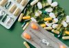 Vitamin İhtiyacını Karşılayan Günlük Menü Önerileri Günlük beslenme düzeninde yeterli ve çeşitli gıdalara yer vermek, vücudun ihtiyaç duyduğu vitamin ve minerallerin karşılanmasına katkı sağlıyor. Yoğun çalışma temposu, düzensiz öğünler ve hazır gıdaların daha sık tüketilmesi ise dengeli bir beslenme düzeninin oluşturulmasını zorlaştırabiliyor. Bu nedenle günlük menünün önceden planlanması, farklı besin gruplarının öğünlere dengeli şekilde dağıtılmasına yardımcı oluyor. Konulu bir haber görseli.