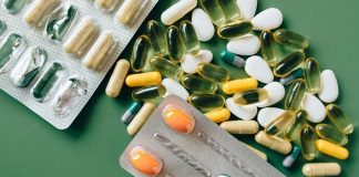 Vitamin İhtiyacını Karşılayan Günlük Menü Önerileri Günlük beslenme düzeninde yeterli ve çeşitli gıdalara yer vermek, vücudun ihtiyaç duyduğu vitamin ve minerallerin karşılanmasına katkı sağlıyor. Yoğun çalışma temposu, düzensiz öğünler ve hazır gıdaların daha sık tüketilmesi ise dengeli bir beslenme düzeninin oluşturulmasını zorlaştırabiliyor. Bu nedenle günlük menünün önceden planlanması, farklı besin gruplarının öğünlere dengeli şekilde dağıtılmasına yardımcı oluyor. Konulu bir haber görseli.