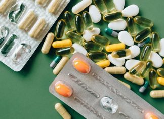 Vitamin İhtiyacını Karşılayan Günlük Menü Önerileri Günlük beslenme düzeninde yeterli ve çeşitli gıdalara yer vermek, vücudun ihtiyaç duyduğu vitamin ve minerallerin karşılanmasına katkı sağlıyor. Yoğun çalışma temposu, düzensiz öğünler ve hazır gıdaların daha sık tüketilmesi ise dengeli bir beslenme düzeninin oluşturulmasını zorlaştırabiliyor. Bu nedenle günlük menünün önceden planlanması, farklı besin gruplarının öğünlere dengeli şekilde dağıtılmasına yardımcı oluyor. Konulu bir haber görseli.