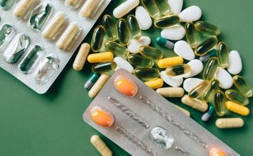 Vitamin İhtiyacını Karşılayan Günlük Menü Önerileri Günlük beslenme düzeninde yeterli ve çeşitli gıdalara yer vermek, vücudun ihtiyaç duyduğu vitamin ve minerallerin karşılanmasına katkı sağlıyor. Yoğun çalışma temposu, düzensiz öğünler ve hazır gıdaların daha sık tüketilmesi ise dengeli bir beslenme düzeninin oluşturulmasını zorlaştırabiliyor. Bu nedenle günlük menünün önceden planlanması, farklı besin gruplarının öğünlere dengeli şekilde dağıtılmasına yardımcı oluyor. Konulu bir haber görseli.