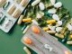 Vitamin İhtiyacını Karşılayan Günlük Menü Önerileri Günlük beslenme düzeninde yeterli ve çeşitli gıdalara yer vermek, vücudun ihtiyaç duyduğu vitamin ve minerallerin karşılanmasına katkı sağlıyor. Yoğun çalışma temposu, düzensiz öğünler ve hazır gıdaların daha sık tüketilmesi ise dengeli bir beslenme düzeninin oluşturulmasını zorlaştırabiliyor. Bu nedenle günlük menünün önceden planlanması, farklı besin gruplarının öğünlere dengeli şekilde dağıtılmasına yardımcı oluyor. Konulu bir haber görseli.