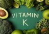 Vitamin K Hakkında Bilinmesi Gerekenler Vitaminler arasında daha az konuşulan ancak vücudun temel işleyişinde önemli görevler üstlenen Vitamin K, özellikle kanın pıhtılaşması ve kemik sağlığı açısından dikkat çekiyor. Yağda çözünen vitaminler arasında yer alan Vitamin K, beslenme yoluyla alınabildiği gibi bağırsaklarda bulunan bazı bakteriler tarafından da üretilebiliyor. Uzman kaynaklarda vitamin K’nın vücutta çeşitli proteinlerin aktif hale gelmesinde rol oynadığı ve özellikle pıhtılaşma mekanizmasının sağlıklı şekilde çalışmasına katkı sağladığı belirtiliyor. Konulu bir haber görseli.