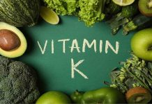 Vitamin K Hakkında Bilinmesi Gerekenler Vitaminler arasında daha az konuşulan ancak vücudun temel işleyişinde önemli görevler üstlenen Vitamin K, özellikle kanın pıhtılaşması ve kemik sağlığı açısından dikkat çekiyor. Yağda çözünen vitaminler arasında yer alan Vitamin K, beslenme yoluyla alınabildiği gibi bağırsaklarda bulunan bazı bakteriler tarafından da üretilebiliyor. Uzman kaynaklarda vitamin K’nın vücutta çeşitli proteinlerin aktif hale gelmesinde rol oynadığı ve özellikle pıhtılaşma mekanizmasının sağlıklı şekilde çalışmasına katkı sağladığı belirtiliyor. Konulu bir haber görseli.
