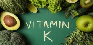 Vitaminler arasında daha az konuşulan ancak vücudun temel işleyişinde önemli görevler üstlenen Vitamin K, özellikle kanın pıhtılaşması ve kemik sağlığı açısından dikkat çekiyor. Yağda çözünen vitaminler arasında yer alan Vitamin K, beslenme yoluyla alınabildiği gibi bağırsaklarda bulunan bazı bakteriler tarafından da üretilebiliyor. Uzman kaynaklarda vitamin K’nın vücutta çeşitli proteinlerin aktif hale gelmesinde rol oynadığı ve özellikle pıhtılaşma mekanizmasının sağlıklı şekilde çalışmasına katkı sağladığı belirtiliyor. Konulu bir haber görseli.