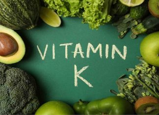 Vitamin K Hakkında Bilinmesi Gerekenler Vitaminler arasında daha az konuşulan ancak vücudun temel işleyişinde önemli görevler üstlenen Vitamin K, özellikle kanın pıhtılaşması ve kemik sağlığı açısından dikkat çekiyor. Yağda çözünen vitaminler arasında yer alan Vitamin K, beslenme yoluyla alınabildiği gibi bağırsaklarda bulunan bazı bakteriler tarafından da üretilebiliyor. Uzman kaynaklarda vitamin K’nın vücutta çeşitli proteinlerin aktif hale gelmesinde rol oynadığı ve özellikle pıhtılaşma mekanizmasının sağlıklı şekilde çalışmasına katkı sağladığı belirtiliyor. Konulu bir haber görseli.