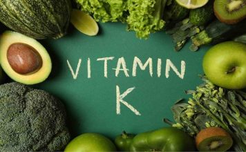 Vitamin K Hakkında Bilinmesi Gerekenler Vitaminler arasında daha az konuşulan ancak vücudun temel işleyişinde önemli görevler üstlenen Vitamin K, özellikle kanın pıhtılaşması ve kemik sağlığı açısından dikkat çekiyor. Yağda çözünen vitaminler arasında yer alan Vitamin K, beslenme yoluyla alınabildiği gibi bağırsaklarda bulunan bazı bakteriler tarafından da üretilebiliyor. Uzman kaynaklarda vitamin K’nın vücutta çeşitli proteinlerin aktif hale gelmesinde rol oynadığı ve özellikle pıhtılaşma mekanizmasının sağlıklı şekilde çalışmasına katkı sağladığı belirtiliyor. Konulu bir haber görseli.